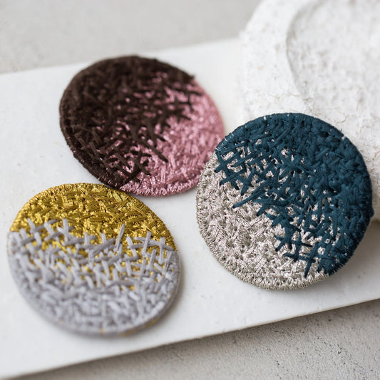 OOO トリプルオゥ グラデーションブローチ 刺繍 糸
